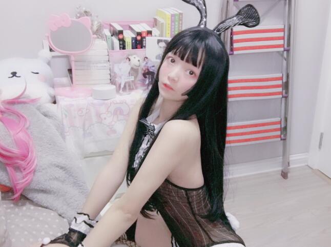 推特二次元美少女小奈性感白色丝袜手指扣插淫荡的小阴穴洞口小小淫水却开始泛滥了