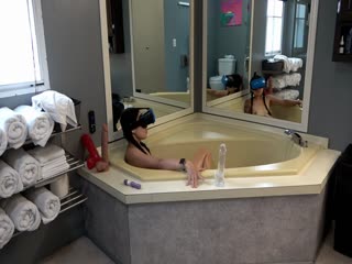 带有大镜子的浴缸中的大假阳具的VR手淫会议的私人视频