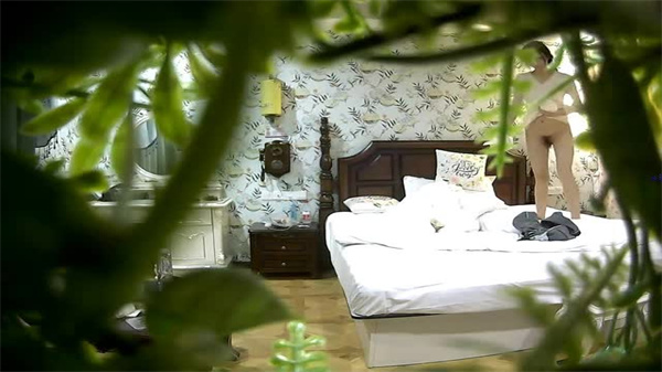 连锁酒店真实偷拍流出：情侣激情开房全程高清实录