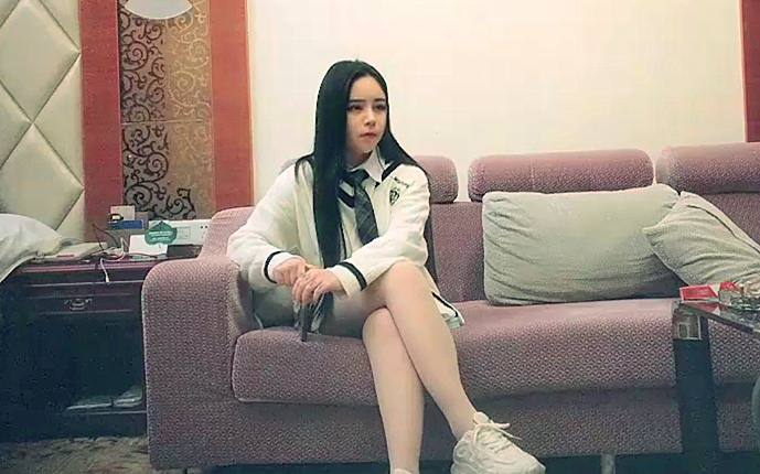 二选一约个白衣萌妹子啪啪啪舔弄翘起屁股后入抬腿抽插