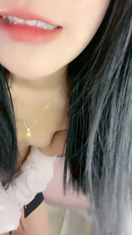 颜值区超甜美女神转型黄播，和美女闺蜜小秀一段，妹子很活泼，给大家表演个观音坐莲，多毛小穴刚播放不开