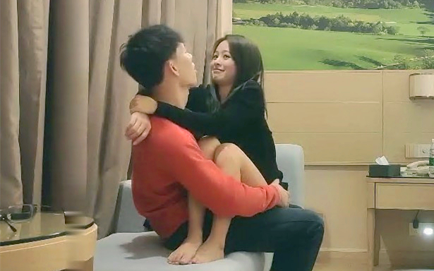 鸭哥啪啪身材娇小美女少妇