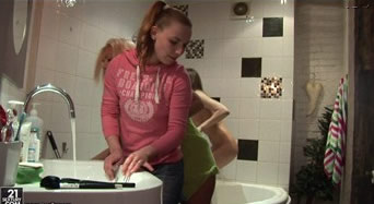 疯美少女酒店内被偷拍