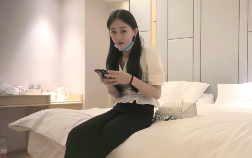 深夜场笑起来甜美外围妹大长腿舌吻互摸调情镜头前舔屌掰穴骑乘抬腿侧入大力猛操