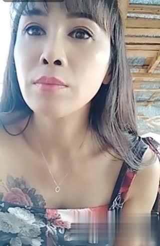 犀利御姐上山直播!!在破旧的农舍中激啪农夫~这体力看不出来已经52岁了!!