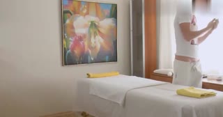 给AV女友擦精油