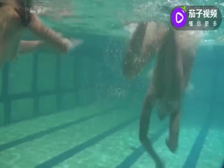 性感萝莉美女姐妹花泳池嬉戏玩闹