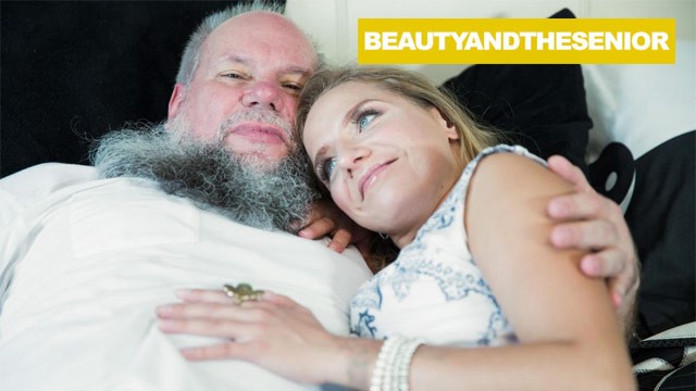 匈牙利老年人与她团聚