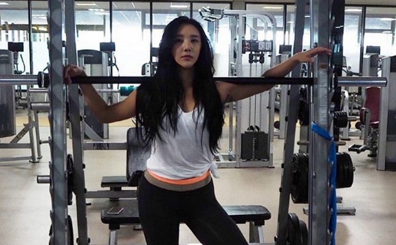 单身宿舍约炮极品身材的美女健身教练高清完整版