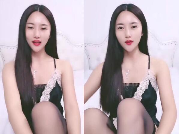 性感吊带睡衣高跟鞋翘起大长腿拨开丁字裤震动棒插入手指扣弄