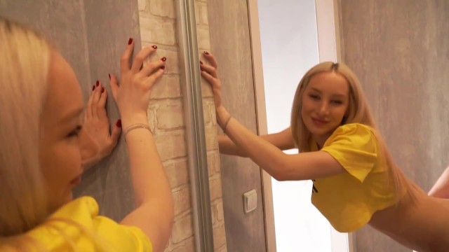 我们你迟到了半小时，她她还穿着内裤