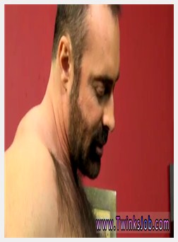 性毛茸茸的胖男人伊朗和异性恋者虐待