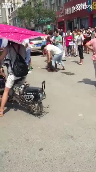 -guochan-原配组团暴打小三小区门口人来人往大街上把衣服扒光专门往脸上扇打的太狠了边打手机边录方言对白