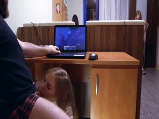 继妹躲着妈妈来吸我的鸡巴