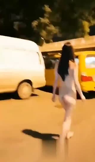 好热喔~干脆不要穿好了~