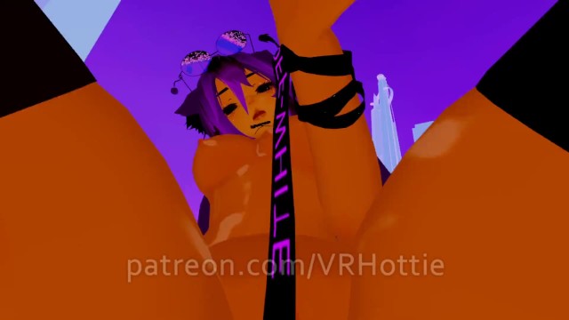 油妞在泳池里只穿一件衬衫就把滚滚磨碎的臀部和大腿分开