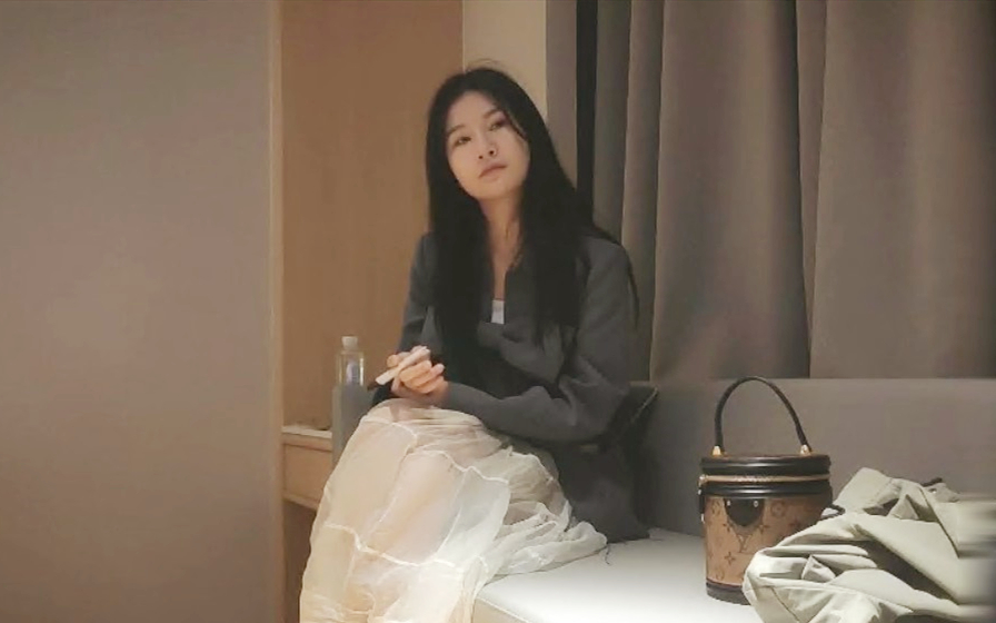 小姐姐常留意外围群消息调情洗澡脱光上床时及时发现摄像头一把盖住暴怒要退货