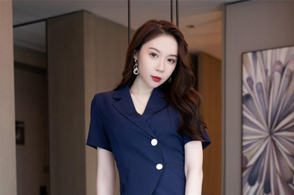 父子同逼董事长儿子把秘书按在沙发用手狂抓超唯美的大奶逼粉嫩的像个处女一样好想干这样的美女