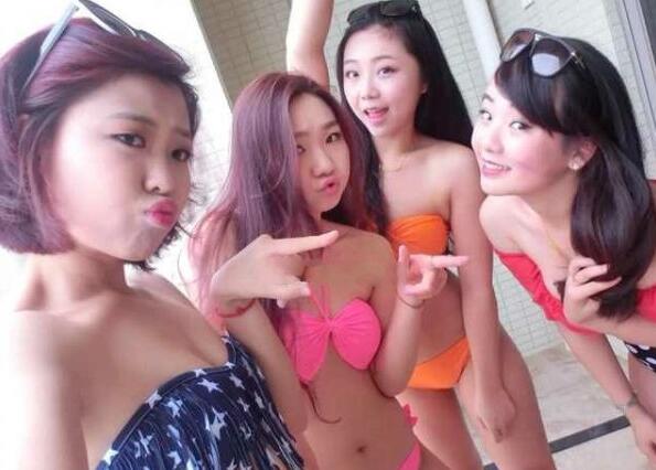 某大學皮膚白皙漂亮的兼職美女模特和男友居家啪啪大戰自拍視頻