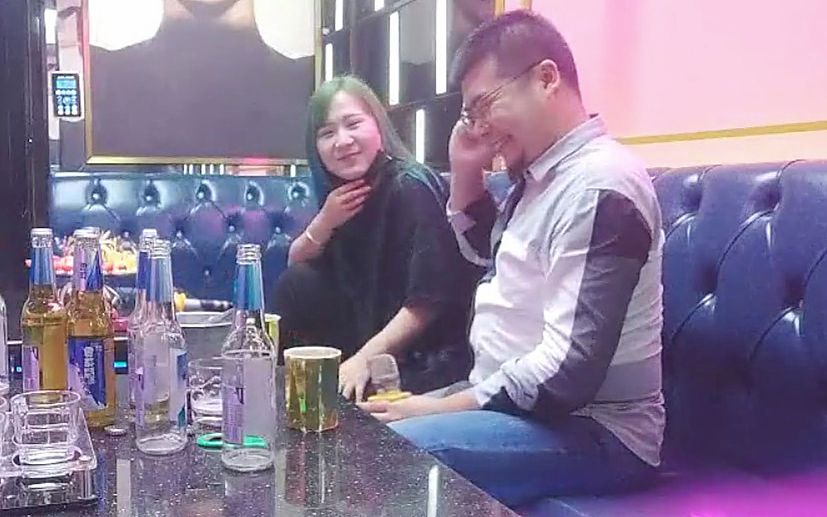 陌陌勾搭的良家人妻KTV饮酒唱歌玩开心带回酒店抠穴啪啪无套射完一起快乐刷抖音