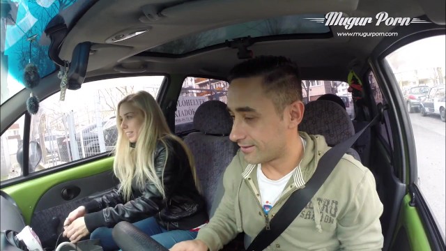 与MugurPorn（后台）一起拍摄前的异国情调金发碧眼的Nesty