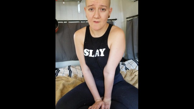 秃头女孩想念你的鸡巴乔伊