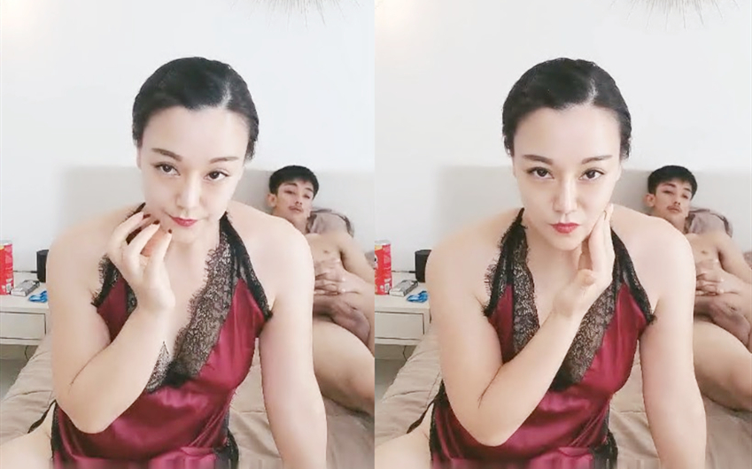 小胡子屌哥大战双飞风韵犹存姐妹花小蛮腰大屁股白嫩光滑换着肏肉棒不够大真满足不了这俩骚货