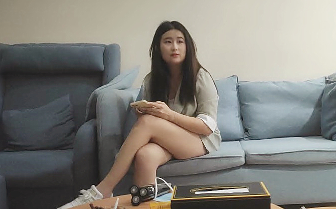 漂亮小少妇肤白臀翘沙发前跪下这画面真有冲击力