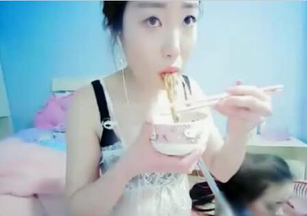 很会玩的双胞胎姐妹花上面吃面条下面吃黄瓜洗脸盆接尿