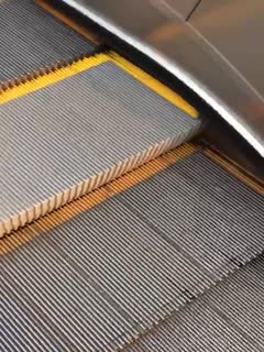 洁白的衣服上被射上了精液