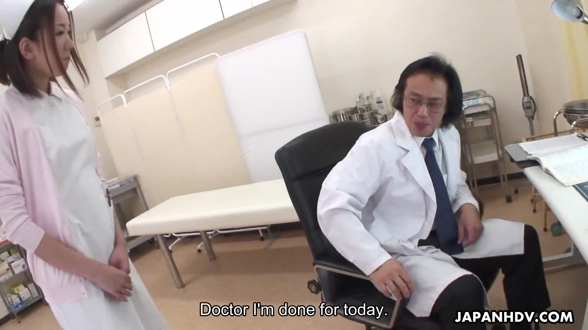 大叔真会玩找来年轻一点的妹子双人秀互摸口交舔硬后再沙发上骑乘很是诱惑喜欢不要错过 new