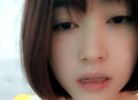 清纯邻家女孩一件件褪下情趣内衣，自摸粉嫩小穴诱惑无限！