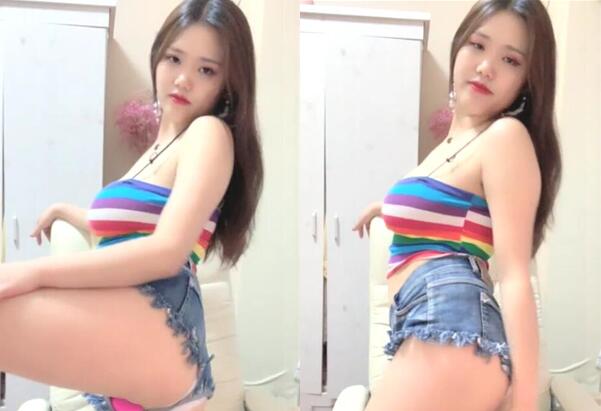 高颜值丰满身材巨乳妹子诱惑脱掉漏出大白奶子晃动逼逼塞跳蛋非常诱人很是诱惑喜欢不要错过