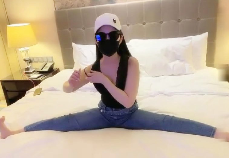 奶味小仙女身上倒酸奶再舔浴缸足吊带网袜后入性感大屁股快速抽插最后内射