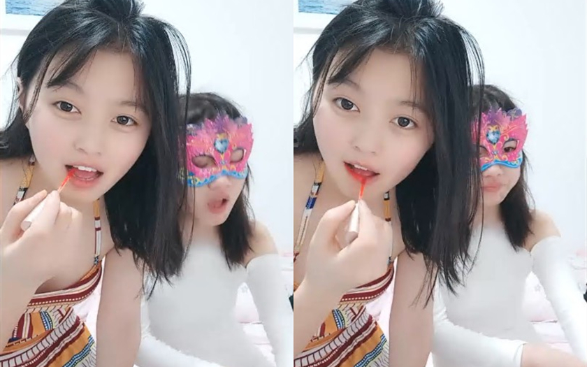 老哥双飞童颜巨乳00后嫩妹长相清纯诱人双女互摸掰穴震动棒摩擦后入抽插猛操