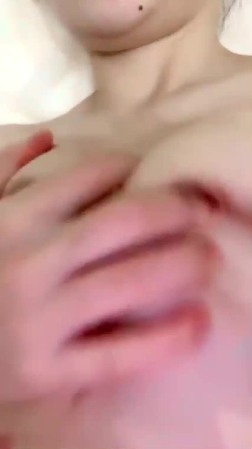 大波浪新人甜美小姐姐下海大秀，学生情趣制服脱掉，揉捏奶子张开双腿自摸，抬起修长美腿，浴室洗澡手指扣穴1_HD