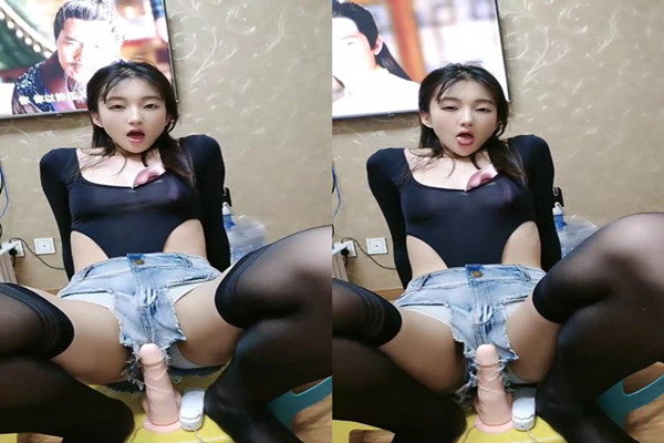 齐逼牛仔短裤小姐姐白嫩贫乳小奶抓着屌给炮友口交