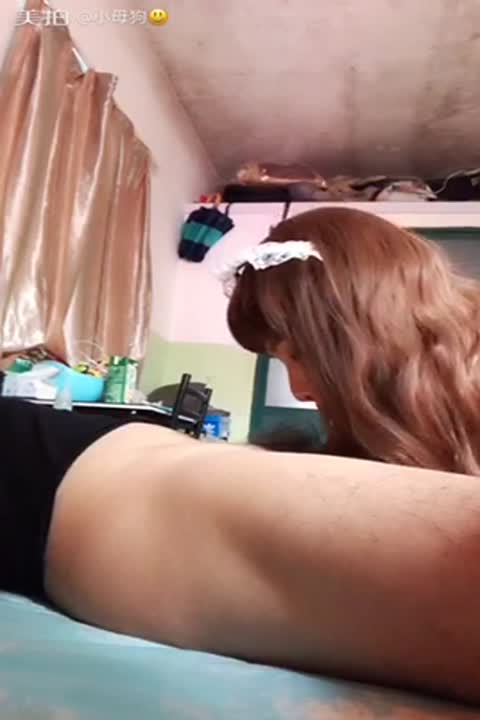 一狼友约了一个挺漂亮的伪娘 完事要了些他的小视频 口交啪啪很刺激别有风味