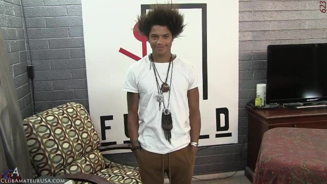 里亚兹当我把假阴茎推到迪克的洞里时，他吓得直发抖