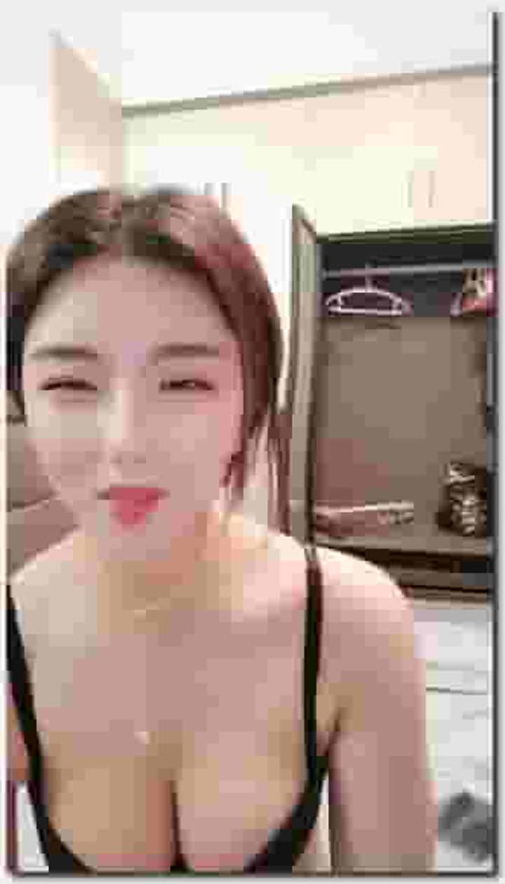 这么妖艳又漂亮的顶级车模都下海了，炮友无套内射她的粉逼，猥琐的炮友戴个长长的假发显得更猥琐了，成功把女神逗乐了~顶级车模都下海了，内射她