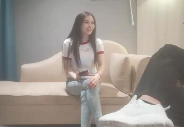 嫖客77带你嫖娼约了个颜值不错白衣妹子啪啪沙发调情舔弄美乳骑乘后入猛操呻吟娇喘非常诱人