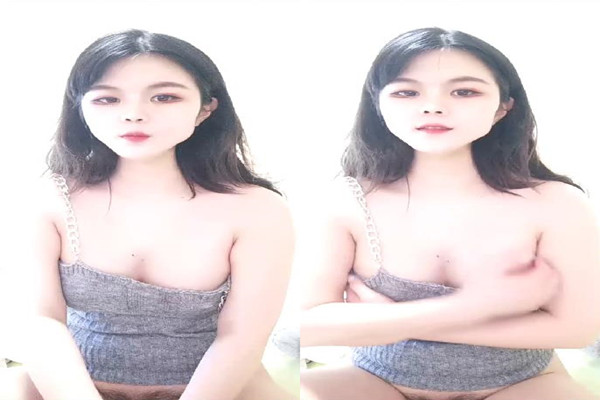 长相超级可爱的娃娃脸妹妹给男友口交把鸡巴裹硬了再女上位打桩套弄起来