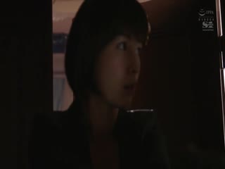 被枪指着只能投降的女警官