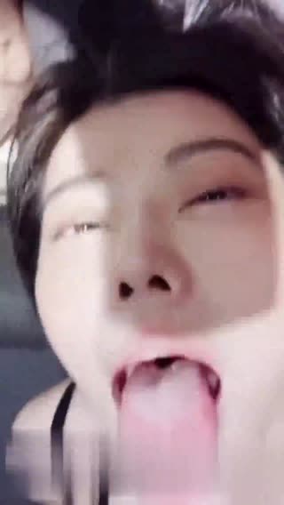 白皙骚淫娃先来个一字马暖身，随后被男友口爆、颜射！