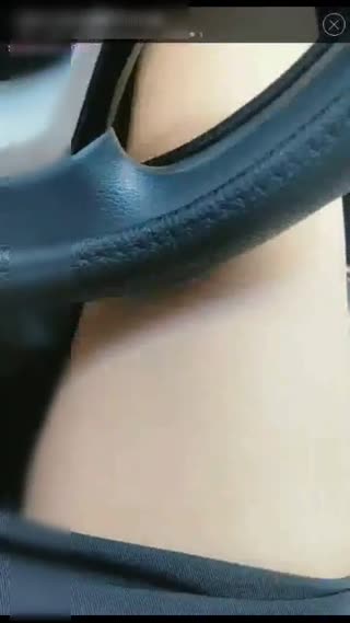 -sm-花样百出女主播车内用手刹当道具插私处狼粉让用档杆插她嫌太大说我逼有那么大吗小穴搞出好多淫水对白淫荡