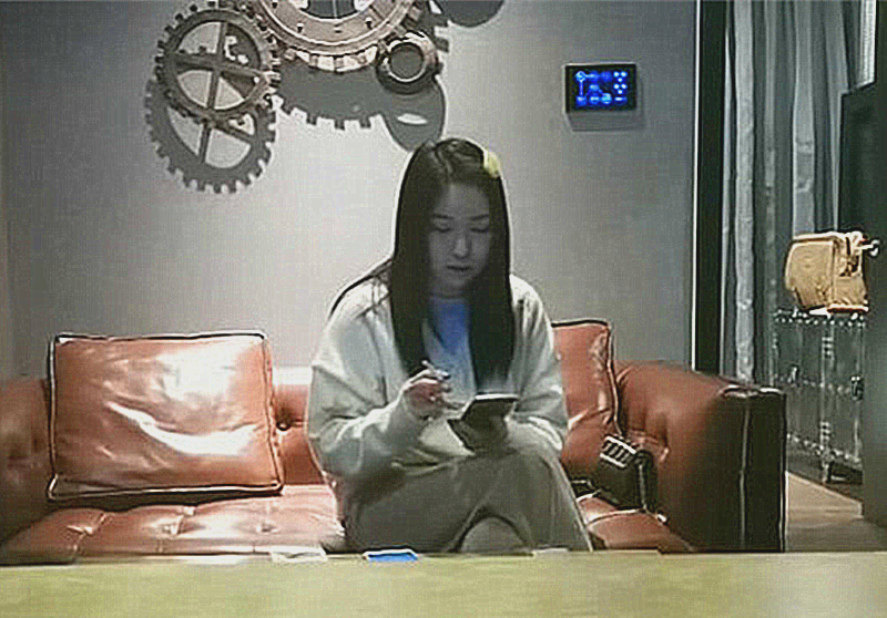 秦总小弟酒店约嫖高质量外围全裸调情玩的正爽老婆来电话查岗了