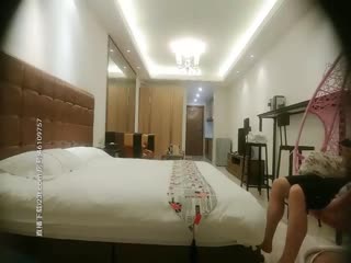 《威哥全国探花》约了个黑裙巨乳妹子，洗完澡抠屄口交擡腿侧入猛操