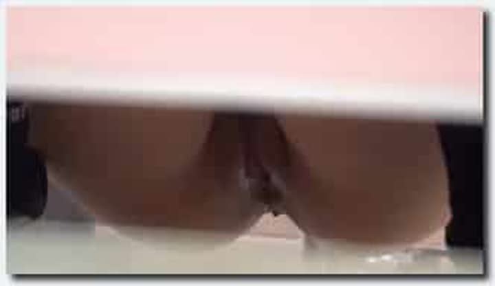 办公楼女厕蹲守甜美可人小女神 刮过毛的肥唇大张着露出鲜红肉核