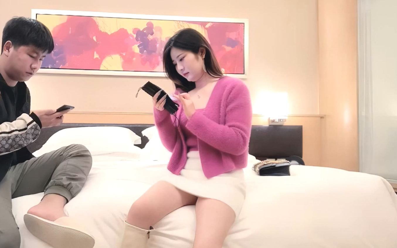 肉肉身材丰满妹子近距离特写上位骑坐后入