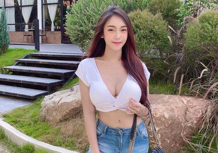 猥琐大哥把感情受挫的白嫩小姨子给上了肉棒上抹点润滑液提屌就插娇喘淫叫还说疼干一会拍照然后继续干